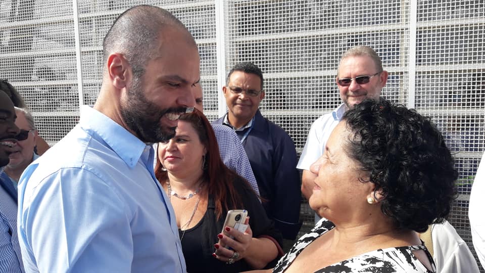 o prefeito Bruno Covas está sorridente ao conversar com uma líder comunitária